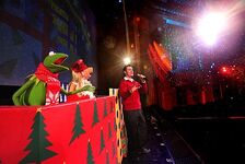 November 23 - January 8, 2012Kermit & Miss Piggy at the El Capitan Theatre Holiday Sing-a-long