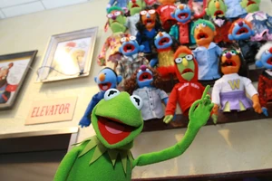 Kermit at fao schwartz.jpg (284 KB) Kermit makes an appearance at the Workshop