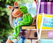 Disney'sHonoraryVoluntEarsCavalcade-KermitCollar.jpg (2.79 MB)