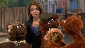 Another rare view of the street behind Gabi and the Bear family in episode 4186.