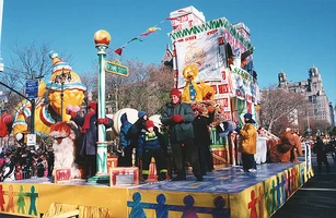 Macy's-SesamePopupBookFloat-02.jpg (158 KB) Sesame Street "pop-up book" float, 2000