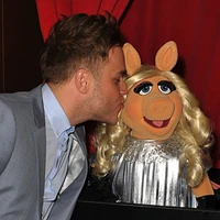 Olly Murs & Miss PiggyThe Muppets premiere, UK