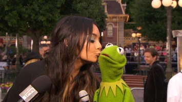 Vanessa Hudgens & KermitPirates of the Caribbean 4 premiere