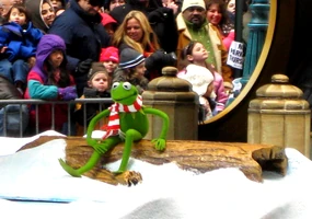 Kermitmacysparade1.jpg (289 KB) Kermit performs "I Believe," 2008