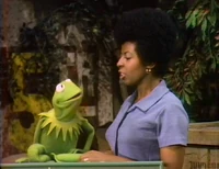 Kermitsusansomeofthese.jpg (257 KB) Episode 0276 Scene 7