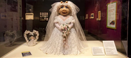 Piggy's Manhattan Melodies dress and wedding topper on display at Jim Henson's Fantastic World in Chicago (2010).