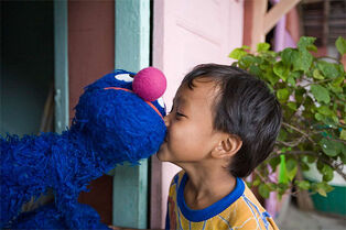 A kid & Grover Jalan Sesama
