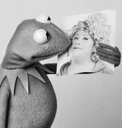 Falls das mit Miss Piggy nichts mehr wird, wir haben vielleicht eine Alternative... ("If the thing with Miss Piggy doesn't work out, we might have an alternative*...") *German comedienne Cindy aus Marzahn
