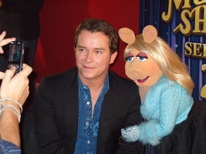 StephenGately-and-MissPiggy-for-Film24-in-2007