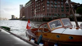 Wolle and Pferd driving a motor boat in Der Schatz des Käpt'n Karotte