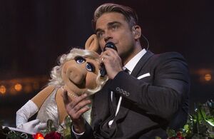 SwingsBothWays-MissPiggy&RobbieWilliams-(2013)