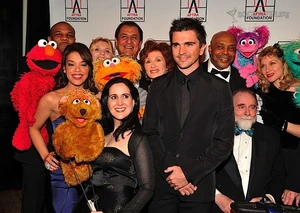 The cast of Sesame Street along with fellow winner Juanes on the red carpet of the 2010 awards.