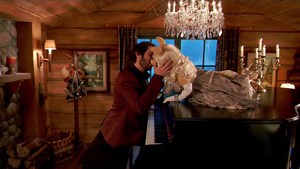 TheMuppets-S01E02-MissPiggy&JoshGroban-Kiss