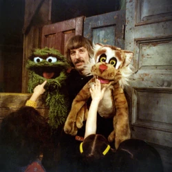 Spinney Oscar Picklepuss.jpg (1.73 MB) Spinney on the Sesame Street set with Oscar the Grouch and the (pre-Muppet) Picklepuss build.
