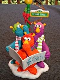 GrolierHonkersOrnament.jpg (38 KB) Honkers caroling.