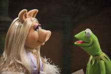 Themuppets2011still kerpiggy2