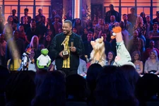 DropTheMic01.jpg (444 KB)