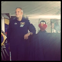 MikeMassiminoandElmo02.jpg (45 KB) Elmo and Mike Massimino