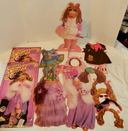 Colorforms 1980 miss piggy paper doll set 1