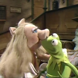 kermit and miss piggy kissing