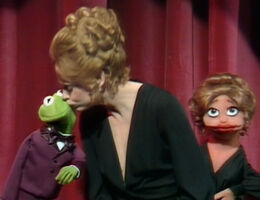Juliet Prowse & KermitThe Muppet Show episode 101