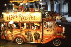 HappinessHotel-Bus.jpg (293 KB)