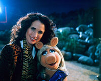 MuppetsFromSpace-AndieMacDowell-and-Piggy