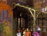 The trellis and mural on Hooper's Store seen in Episode 1293