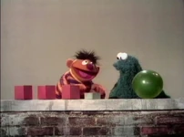 Ernieballoon2.jpg (188 KB) Cookie Monster and Ernie: Balls and Boxes (First: Episode 0008)