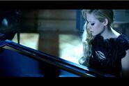 Avril Lavigne play piano in Let Me Go video