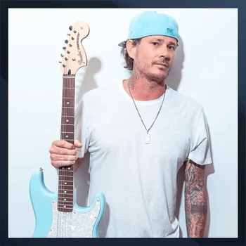 Tom DeLonge-min