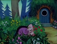 Hemuli tutkii kukkia varhain aamulla.