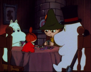 Muumipeikko, Pikku Myy, Nuuskamuikkunen ja Muumipappa.png (359 KiB) Muumipeikko pelaa korttia Muumipapan, Pikku Myyn ja Nuuskamuikkusen kanssa.