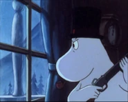 Muumipappa katsoo näkyykö Mörköä ulkona.