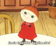 Myy haluaa, että Niisku iskee taikinaa kaulimella.