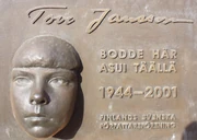 Kilpi kirjailijan talosta.