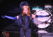 Paloma-faith-performing-in-concert-02