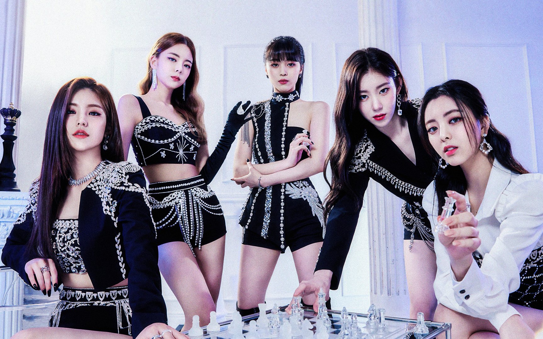 Itzy's mini album 'Checkmate' describes the battle of being true