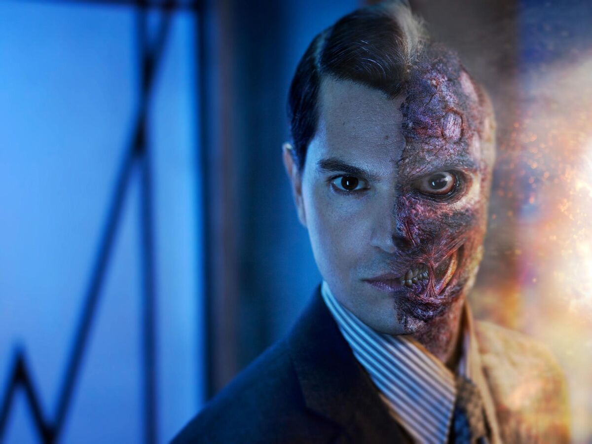 未開封 RAH Harvey Dent a.k.a. TWO FICE Amazon.com: DC Collectibles DC Gallery: Two-Face Coin Prop