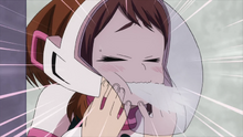 Ochako unterdrückt Lachen