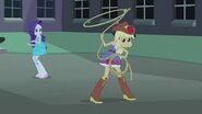 Applejack hohlt ihr Lasso aus um Fluttershy zu retten