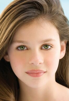 10.Lucy Weasley - 16 Años.jpg