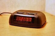 220px-Digital-clock-radio-basic hf