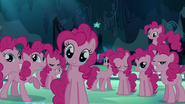 Pinkie Pies dans la grotte (S03E03)