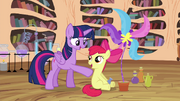 Apple Bloom arrive à fabriquer des potions S4E15