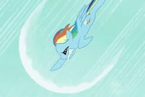 Rainbow Dash mentre fa' pratica per l'Arcoboom Sonico.