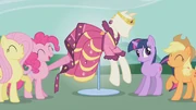 Il vestito preparato da Fluttershy.