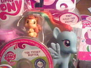 Confezione del miniDVD promozionale di I Biglietti per il Gran Galà Galoppante con il pupazzetto dell'ondata 4 di Rainbow Dash