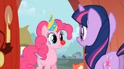 Pinkie invita Twilight Sparkle alla festa di compleanno di Gummy