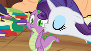 Rarity A kiss for Spikey Wikey S2E10